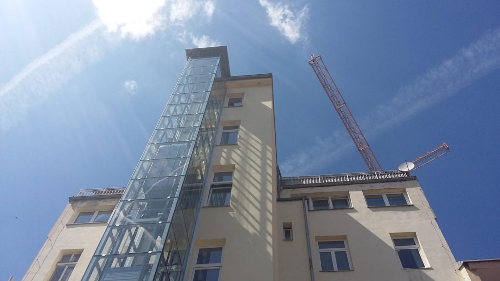 Stavba výtahu v Holečkově ulici na Praze 5 19 Holečkova 14