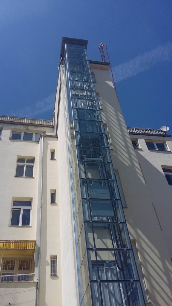 Stavba výtahu v Holečkově ulici na Praze 5 13 Holečkova 2
