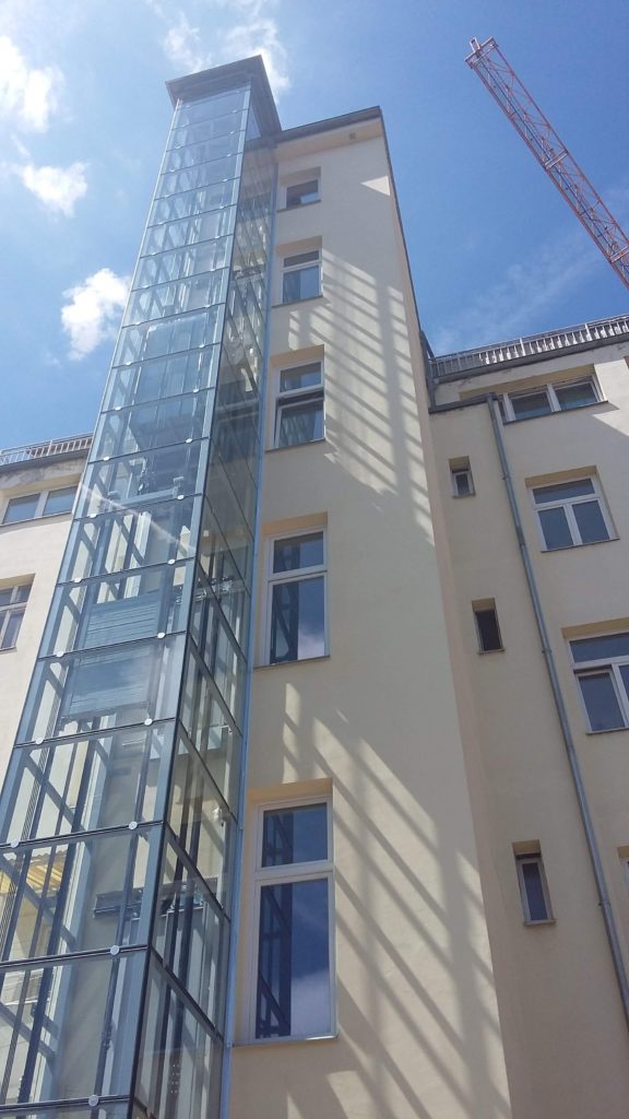 Stavba výtahu v Holečkově ulici na Praze 5 10 Holečkova 22