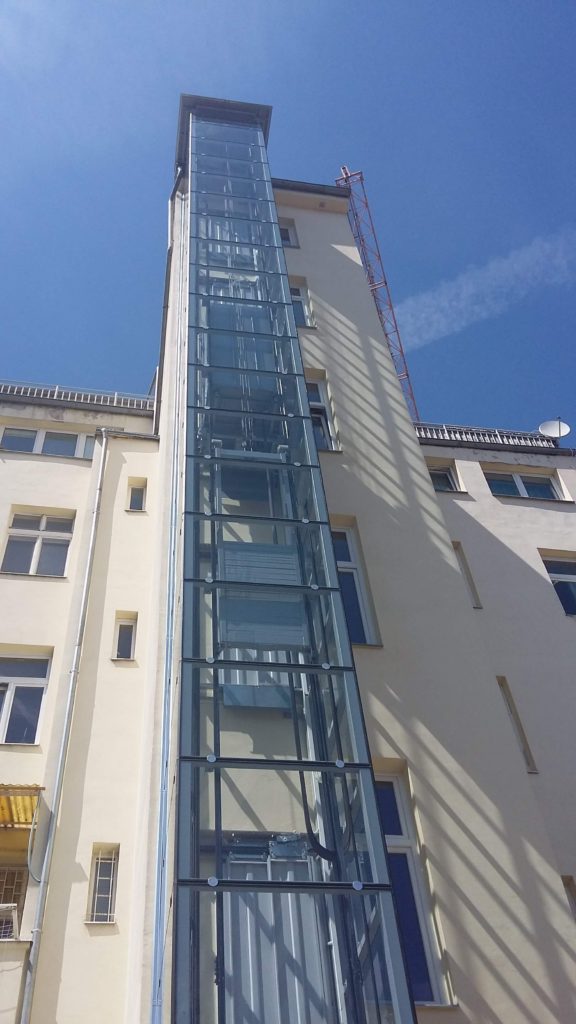 Stavba výtahu v Holečkově ulici na Praze 5 8 Holečkova 24
