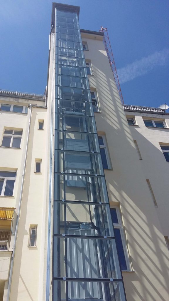 Stavba výtahu v Holečkově ulici na Praze 5 7 Holečkova 25